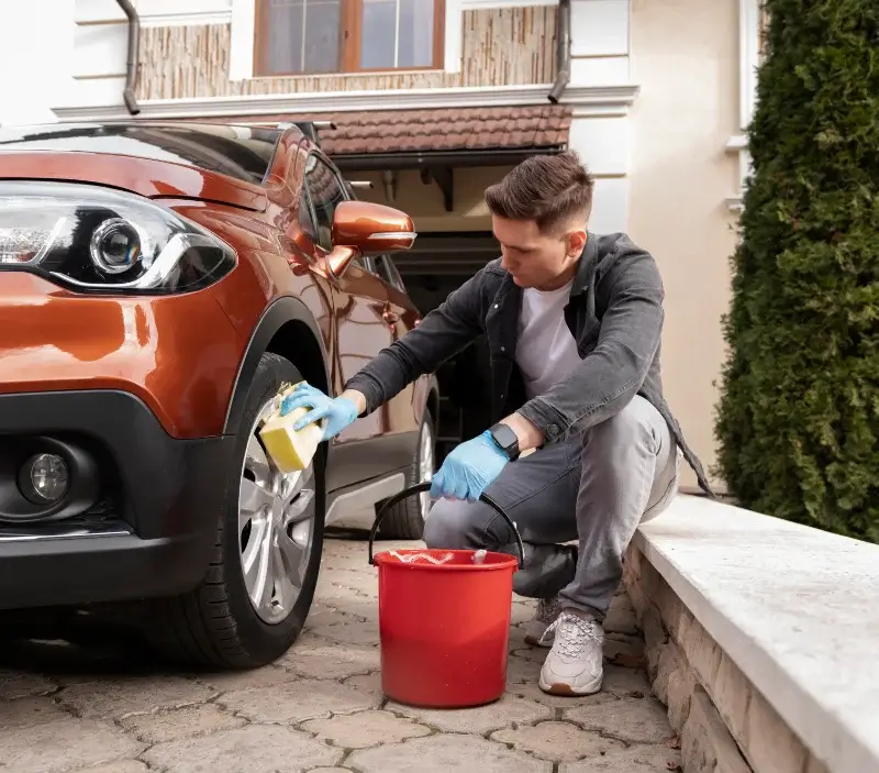 Lavage auto à domicile Val-d'Usiers : professionnel intervenant sur un véhicule